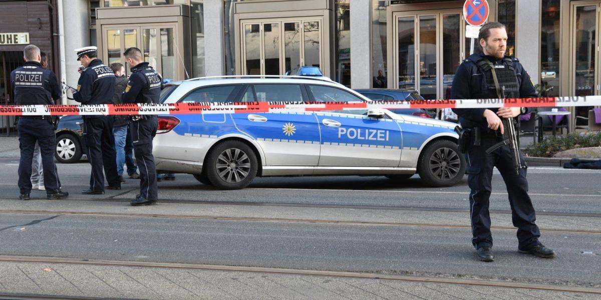 El atacante, un alemán de 35 años, fue alcanzado y herido por la policía.