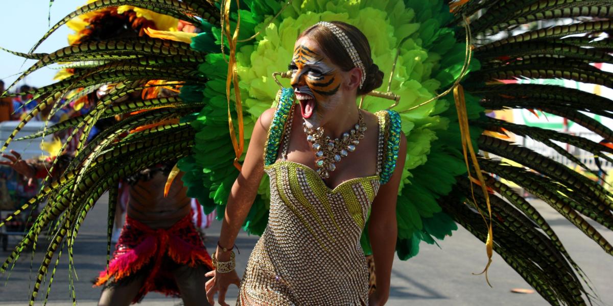 La Reina 'Fefi' Mendoza, radiante, interpreta con grito felino el disfraz que lleva por nombre 'Mascarada'.