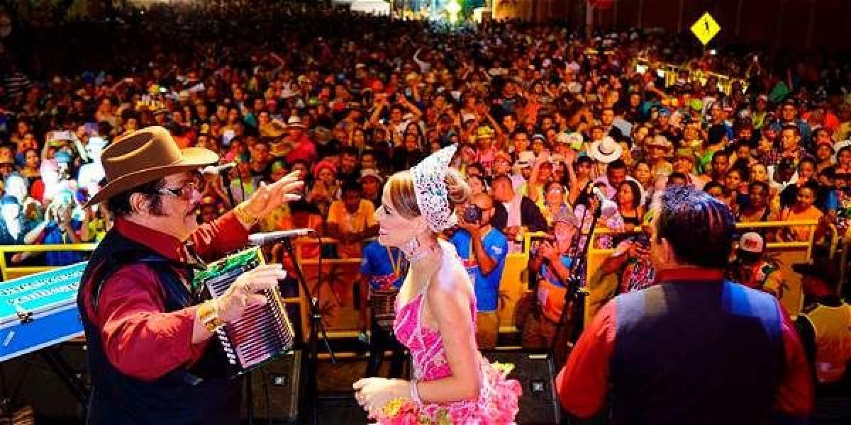 Aníbal 'Sensación' Velásquez se presentó en un templete del Par Vial de la carrera 50 la noche del sábado y tuvo la oportunidad de ofrecerle sus canciones a la Reina 'Fefi' Mendoza.