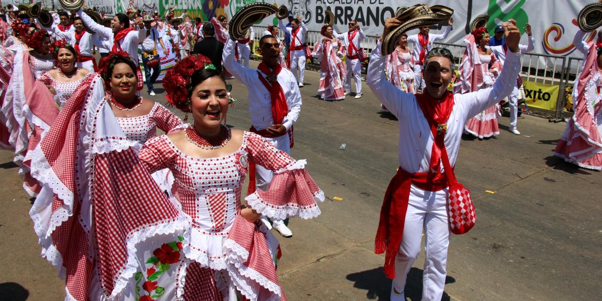 La cumbiamba 'La Gigantona' acompaña al Rey Momo 2017, Germán Álvarez, en los desfiles. Y entre ellos, los mexicanos.