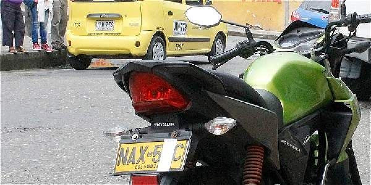Algunos motociclistas en la ciudad le hacen 'conejo' al pico y placa tapando la placa.