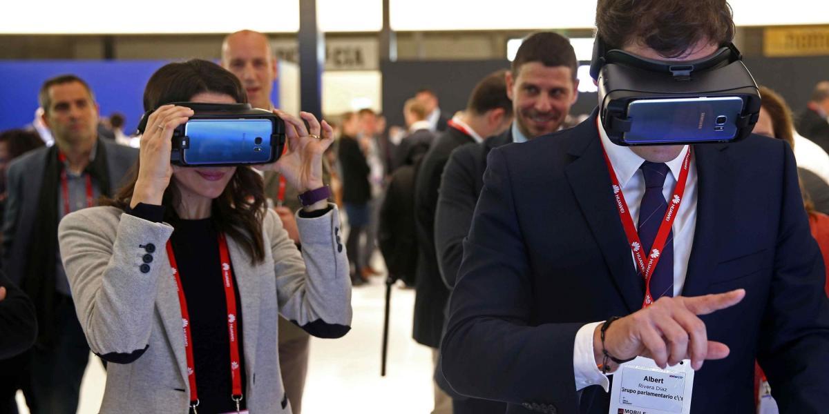 Este asistente al Mobile World Congress en Barcelona está en plena pelea de boxeo utilizando gafas de realidad virtual.