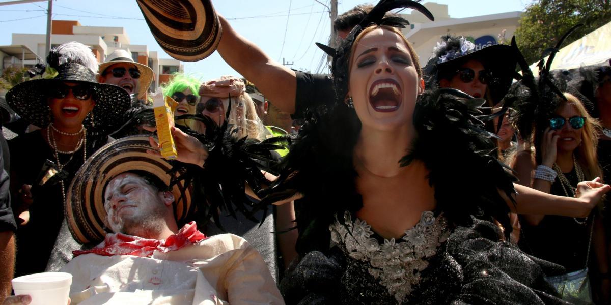 Vestida de viudad, la reina del Carnaval 2017, Stephanie Mendoza, recorrió la ciudad para despedir a 'Joselito Carnaval'.