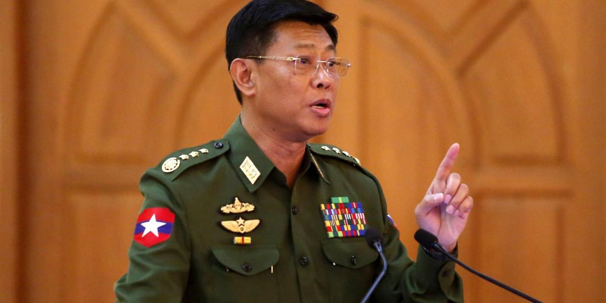 El jefe del Estado Mayor del Ejército birmano, el teniente general Mya Tun Oo, en la rueda de prensa.