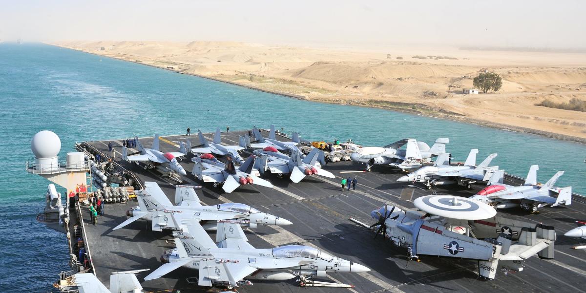 Aviones de guerra de Estados Unidos en el Canal del Suez.