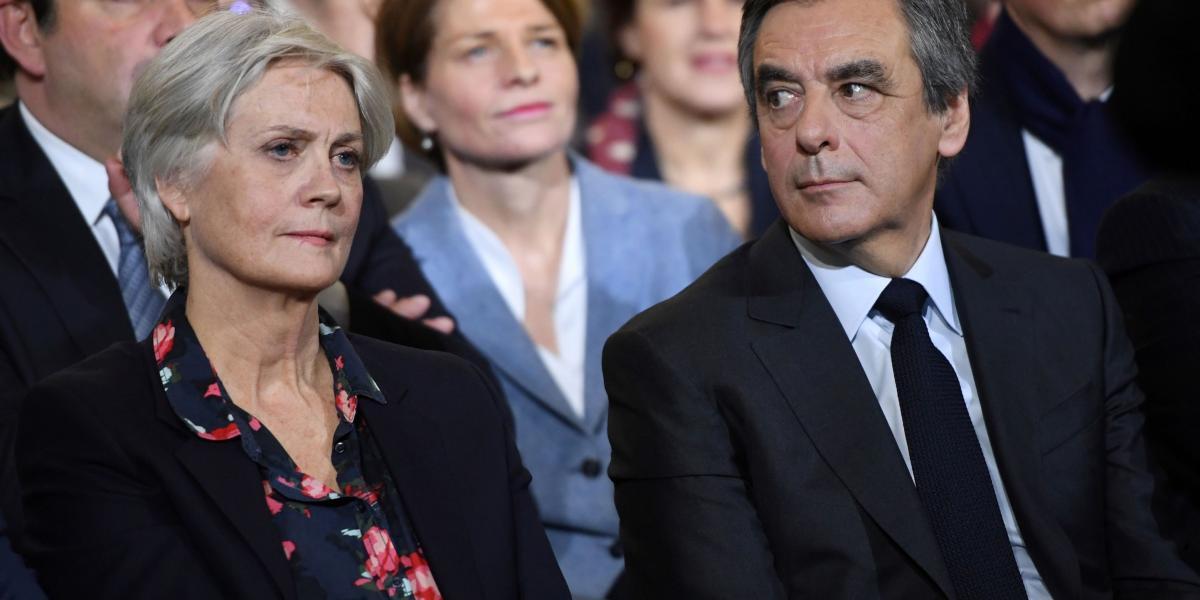 El candidato de la derecha François Fillon junto a su esposa, Penelope. Ambos fueron citados por la justicia.