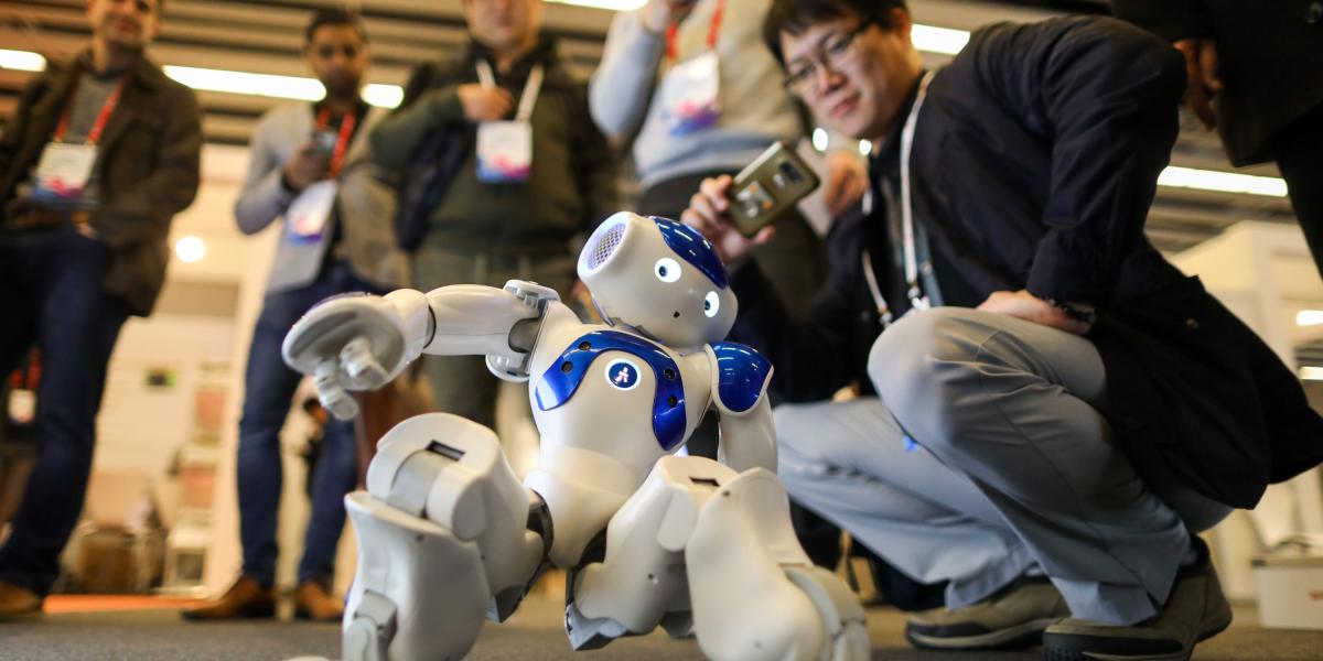 Los robots se roban la atención de los asistentes, como este desarrollado por Softbank Corp.