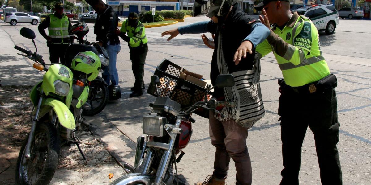 La medida fue adoptada hace un mes por el alcalde Alejandro Char y restringe la movilización de parrillero en motos que transiten en un cuadrante del norte de Barranquilla.