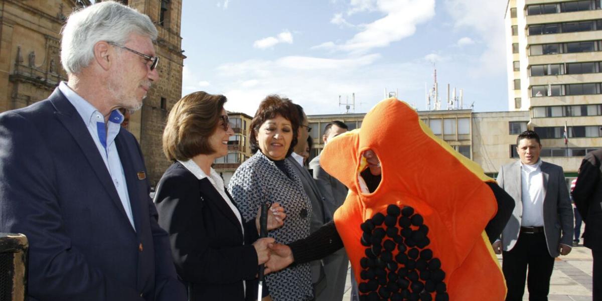 En el lanzamiento de la campaña 'No dé papaya, porque dar papaya le cuesta' participó el gabinete municipal.