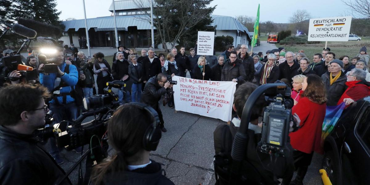 Manifestantes despliegan una pancarta a la entrada de un pabellón en Gaggenau, Alemania, donde se prohibió un mítin, en el cual estaría el ministro de Justicia de Turquía, Bekir Bozdag.