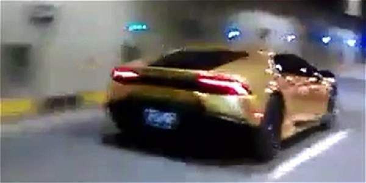 El Lamborghini Huracán fue visto rodando a gran velocidad por el túnel Mundialista.