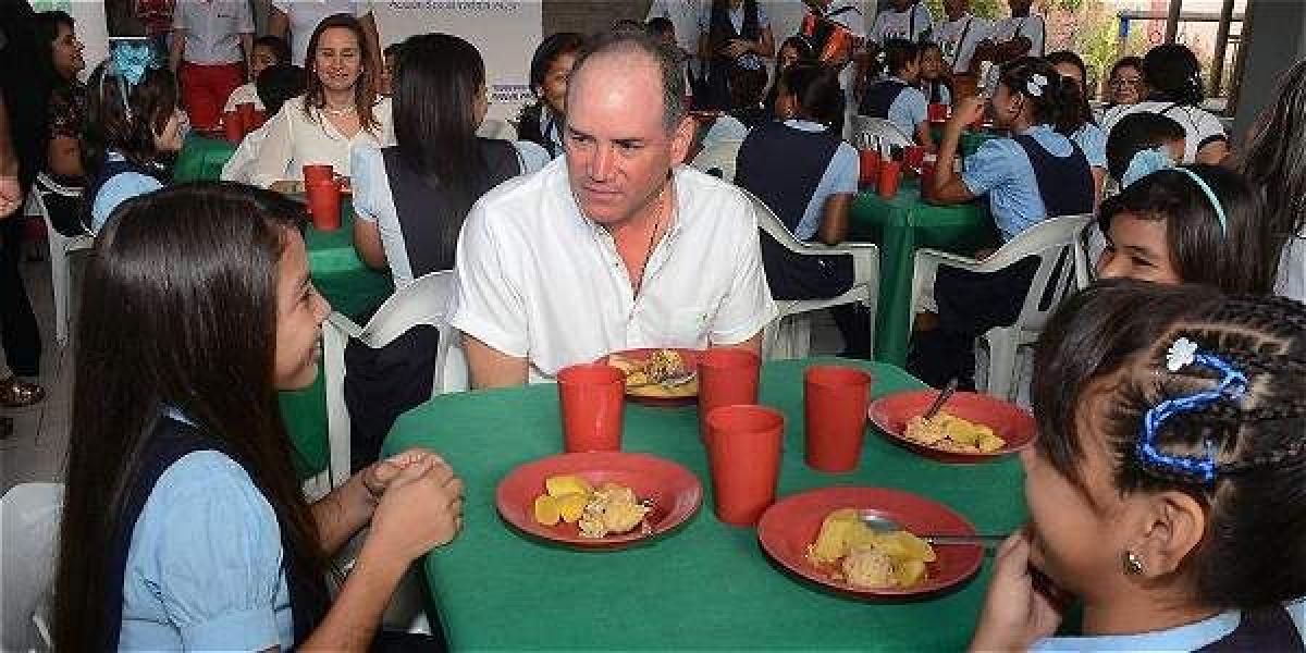Recientemente, el gobernador del Cesar, Franco Ovalle, estuvo viendo en colegios oficiales como se cumple el programa PAE.