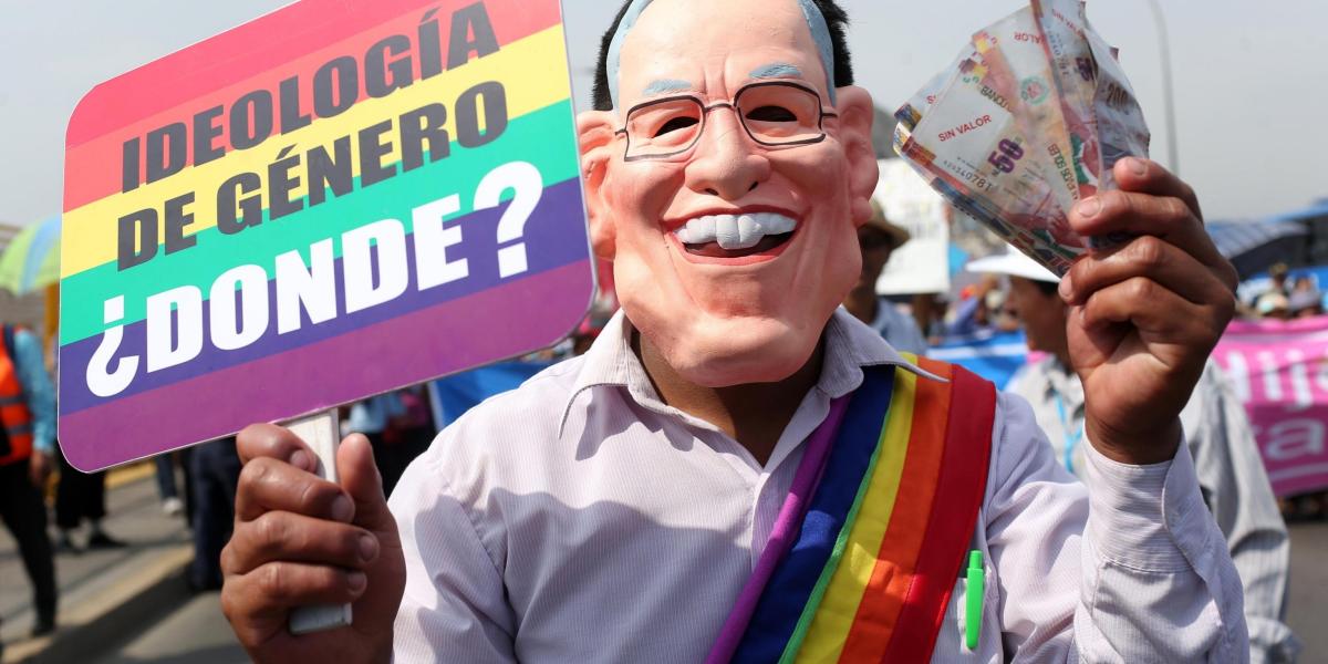Un simpatizante del colectivo "Con mis hijos no te metas" disfrazado con una máscara del presidente peruano Pedro Pablo Kuczynski.