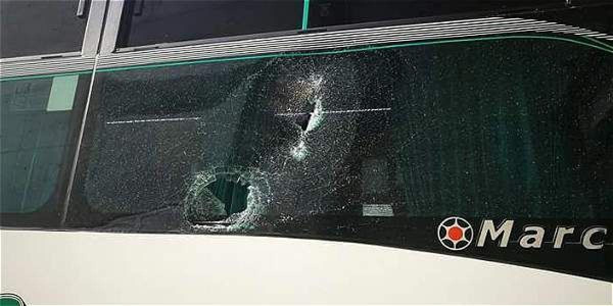 Bus de Nacional en Cali, después de ser atacado con piedras.