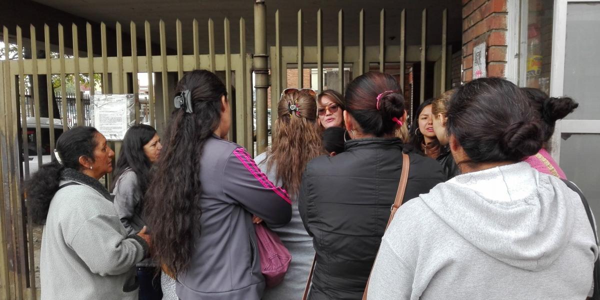 Algunas madres en la entrada del Centro de Protección Especial y Justicia para el Menor, averiguando por sus hijos.