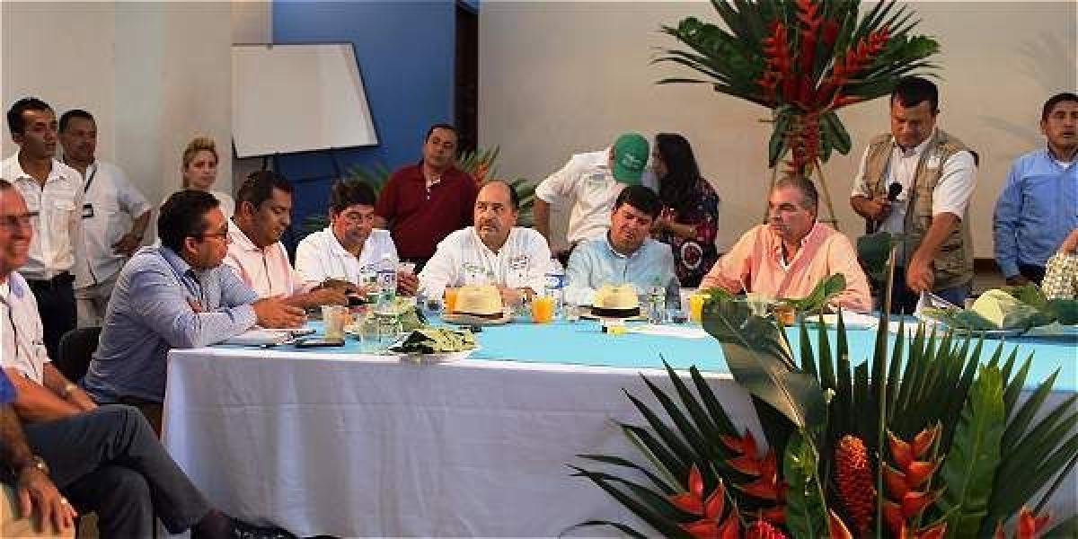 Aspecto de la mesa de trabajo del Ministro de Agricultura con alcaldes y comunidad del Occidente de Boyacá.