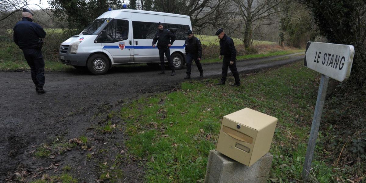 La policía investiga el crimen a los alrededores de la casa de la familia Troadec, en Nantes, Francia.