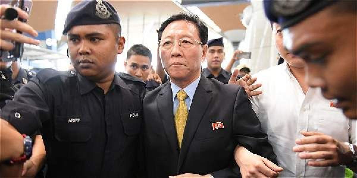El embajador Kang Chol (d.), expulsado de Malasia.