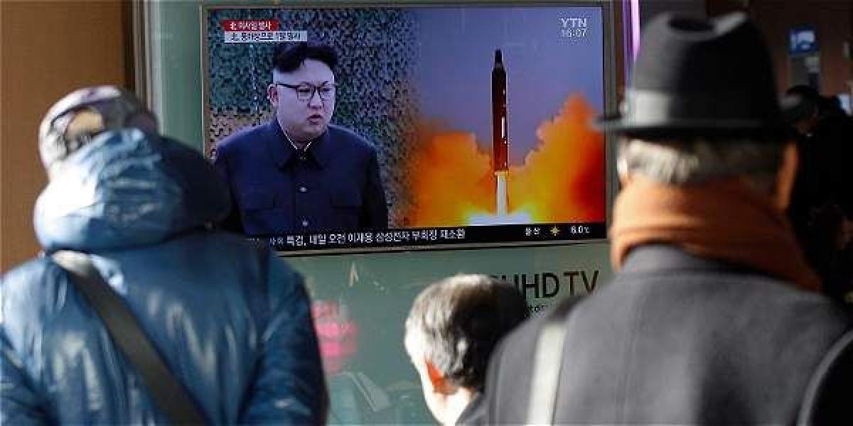 Kim Jong-un, líder de Corea del Norte, en una ocasión anterior cuando fue lanzado otro misil que luego cayó al mar de Japón.