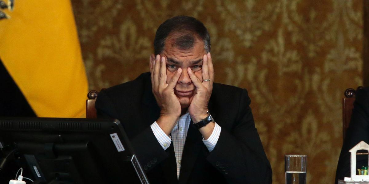 El presidente Rafael Correa decretó este domingo "cesar en el ejercicio de sus funciones" al excomandante de las Fuerzas Armadas Luis Castro.