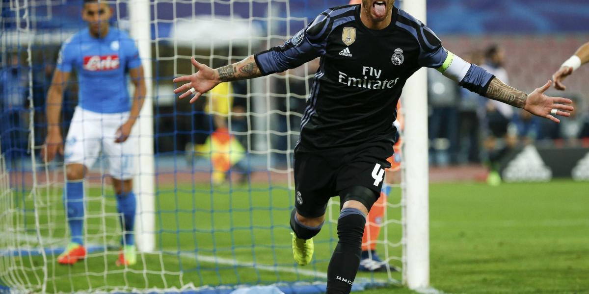 Sergio Ramos celebra el gol que anotó ayer en la victoria del Real Madrid 1-3 sobre el Nápoles.