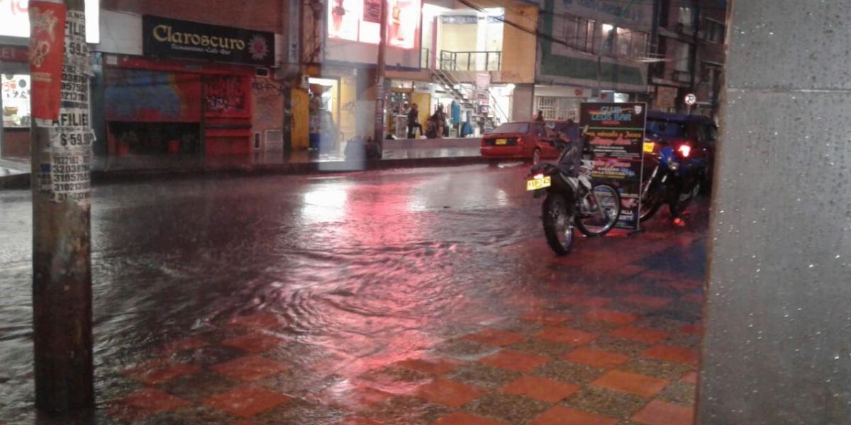 En Chapinero y otros puntos de la capital del país, 
varias vías resultaron inundadas por las fuertes lluvias.
