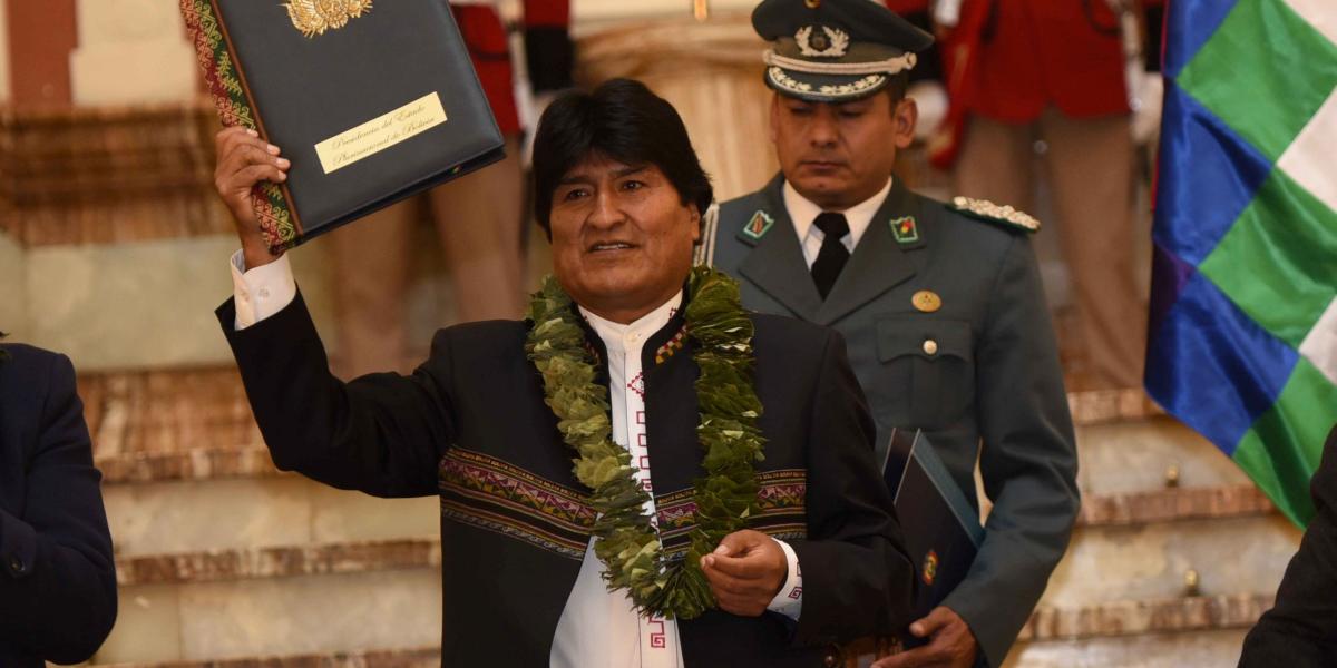 Durante la promulgación de la ley, el presidente de Bolivia,
Evo Morales, lució este miércoles un collar hecho con hojas de coca.