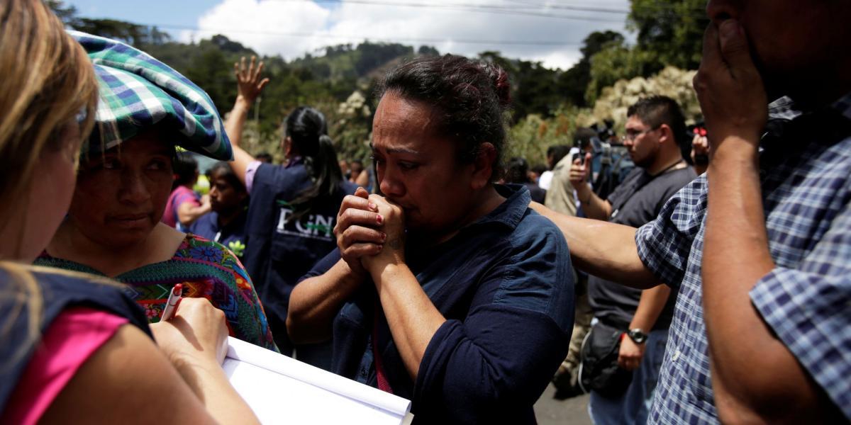 Familiares esperan noticias de sus seres queridos después de un incendio en el albergue Virgen de Asunción, en Guatemala.