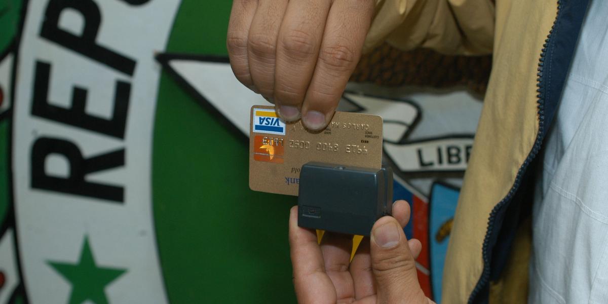 Los delincuentes viajan a  EE. UU. con tarjetas de crédito falsas para hacer compras.