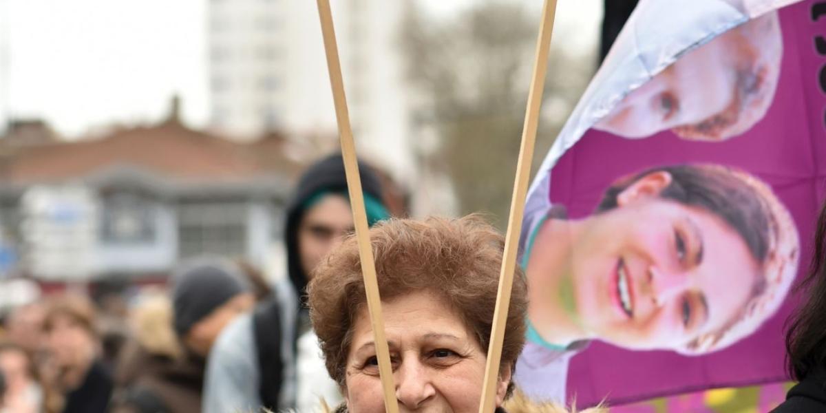 Una mujer lleva las imágenes de la cofundadora del Partido de los Trabajadores del Kurdistán (PKK) Sakine Cansiz y la activista kurda por los derechos humanos Fidan Dogan.
