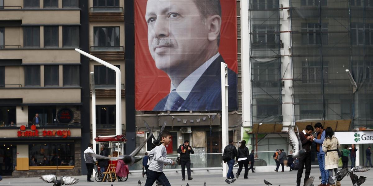 Una fotografía del presidente turco, Recep Tayyip Erdogan, preside la plaza Taksim en Estambul.