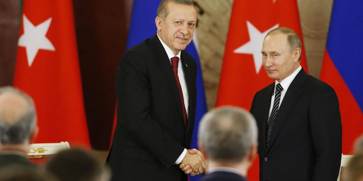 Desde Moscú, los presidentes ruso, Vladimir Putin (der.), y el turco, Recep Tayyip Erdogan, acordaron este viernes restablecer sus relaciones.