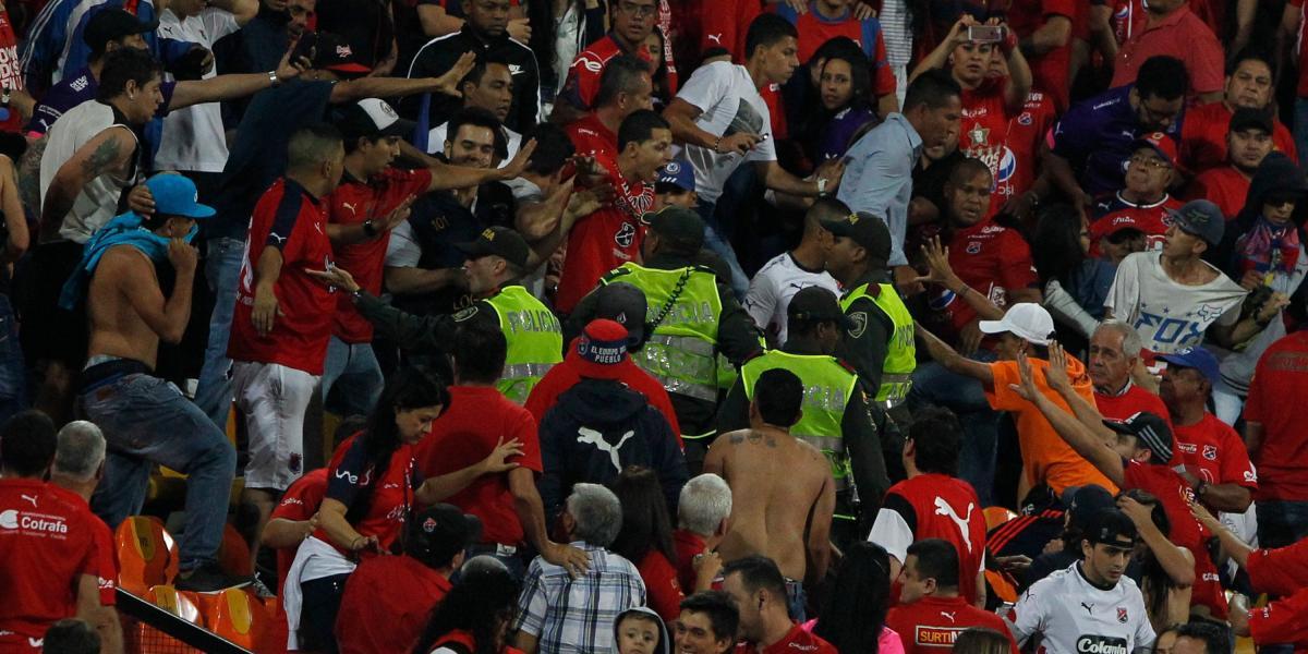 El pasado sábado integrantes de la barra brava del Medellín agredieron a personas sin distintivos del equipo, en el Atanasio Girardot, acusándolas de ser hinchas del Deportivo Cali.