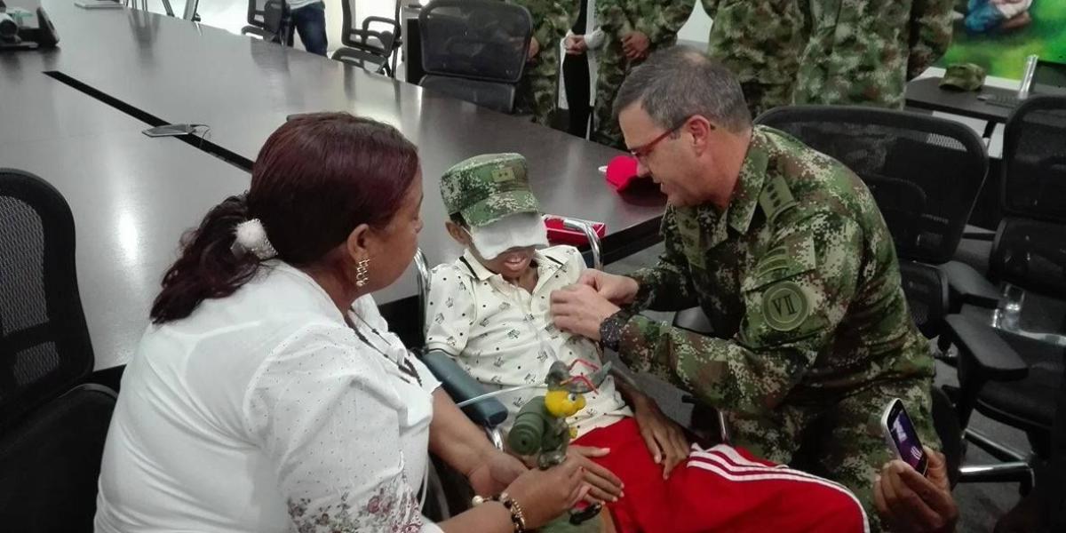 Adrián Borja enfrenta una etapa terminal de cáncer, este sábado fue nombrado soldado de la patria por un día en la Cuarta Brigada del Ejército, en Medellín.