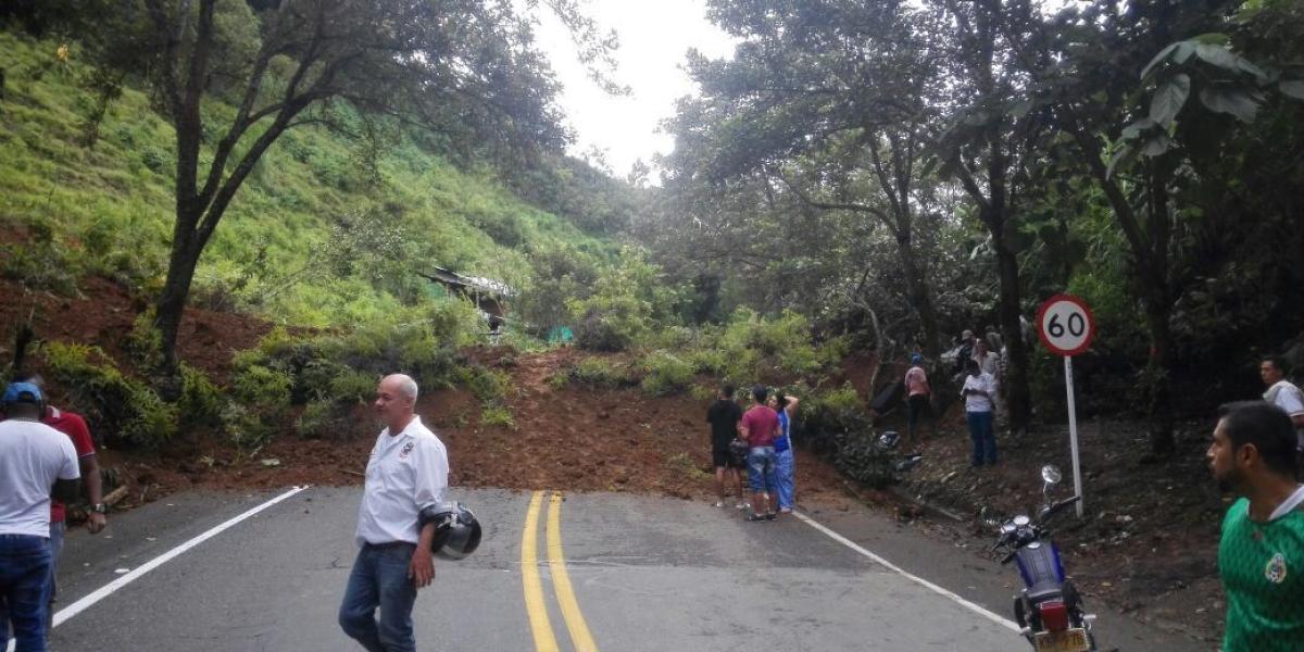 Hay caída de tierra y rocas. Las autoridades ya trabajan para desbloquear la vía.