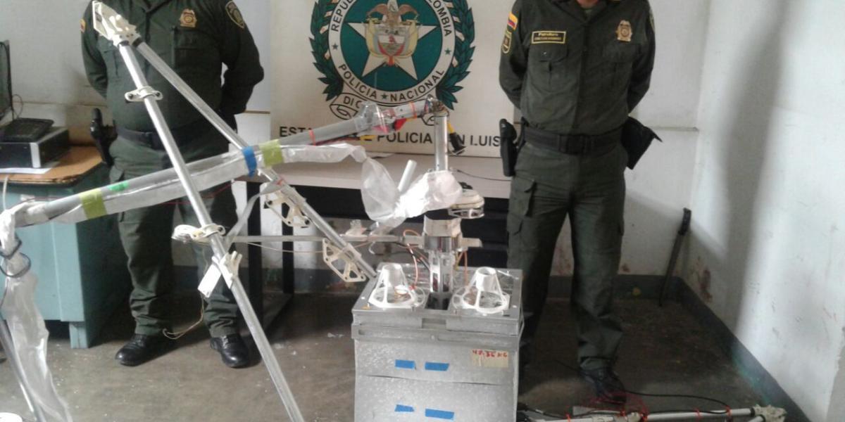La Policía custodia el aparato que cayó en un cerro del municipio de San Luis, Tolima.