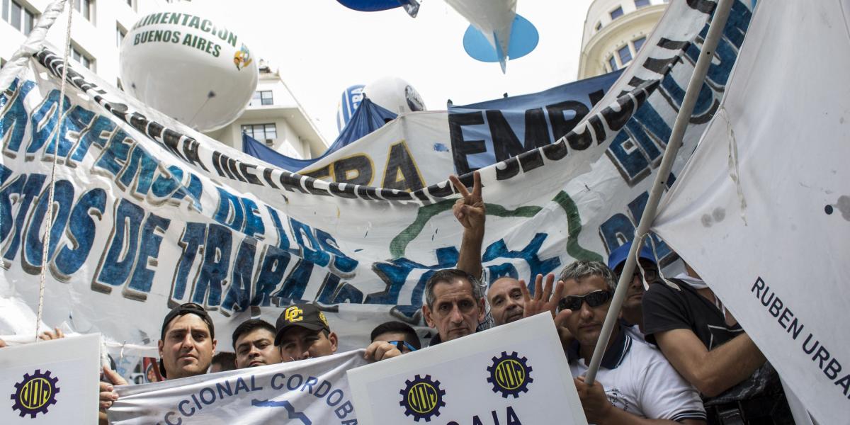 Manifestantes sostienen señales durante una protesta sindical contra las reformas del gobierno en Buenos Aires, Argentina.