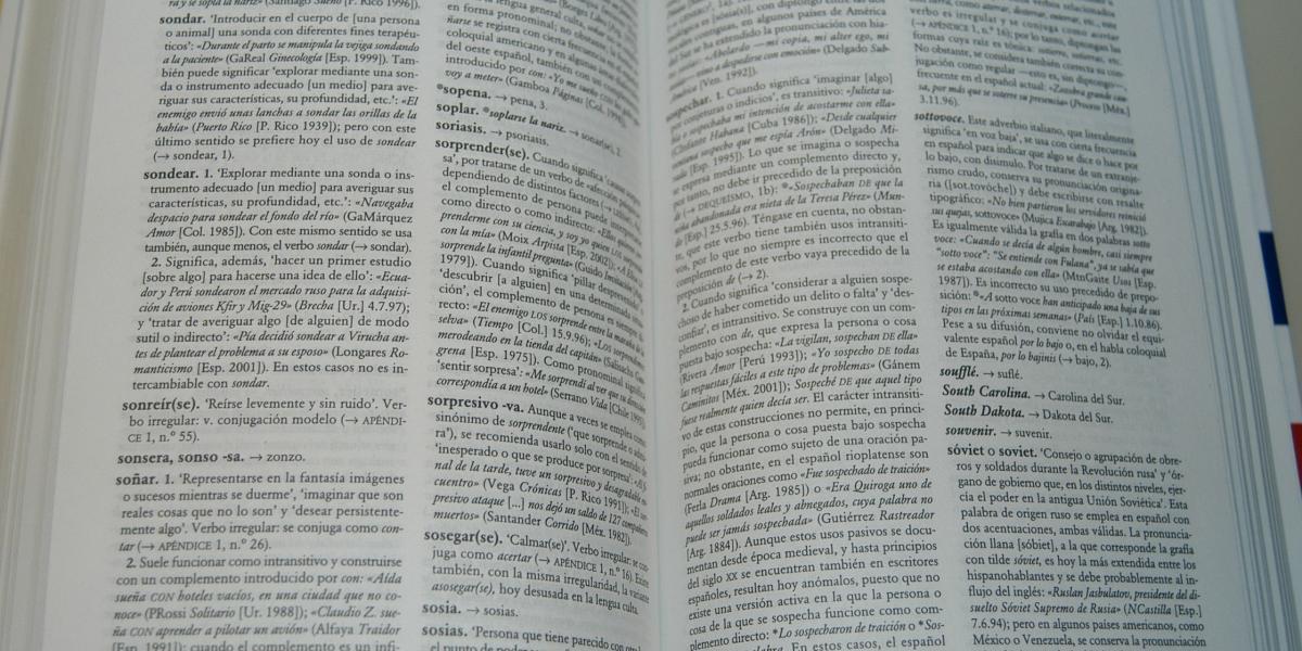 En el 2014, la Real Academia de la Lengua Española (RAE) lanzó la edición número 23 de su diccionario y les dio visto bueno a más de 5.200 neologismos.