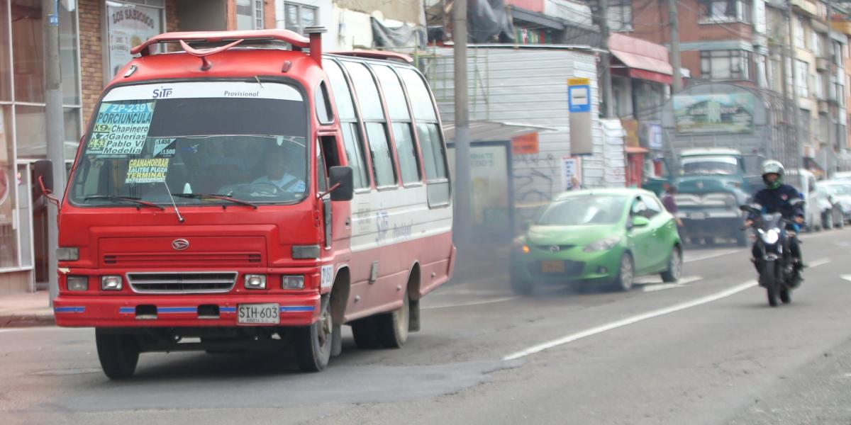 Para el experto en aire Néstor Rojas, de la Universidad Nacional, los buses de TM y del SITP deberían dejar de circular una vez comiencen a emitir humo negro.
