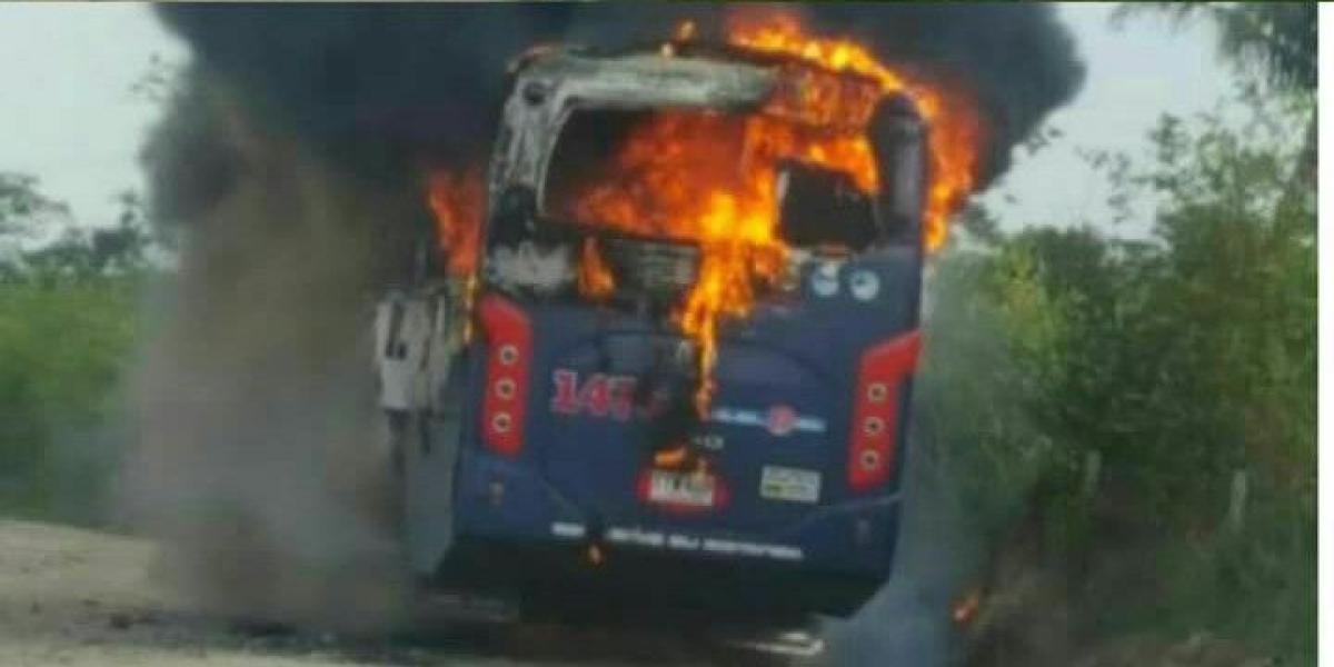 El bus habría sido quemado por el Eln. Autoridades aún no confirman esa versión.