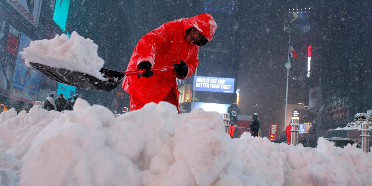 Un trabajador limpia la nieve en Times Square en Nueva York.