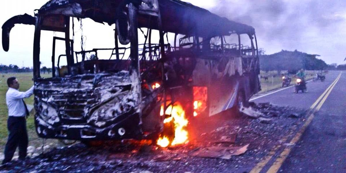 Este bus fue incinerado el pasado viernes cerca del centro poblado de La Esmeralda, entre Arauquita y Saravena.