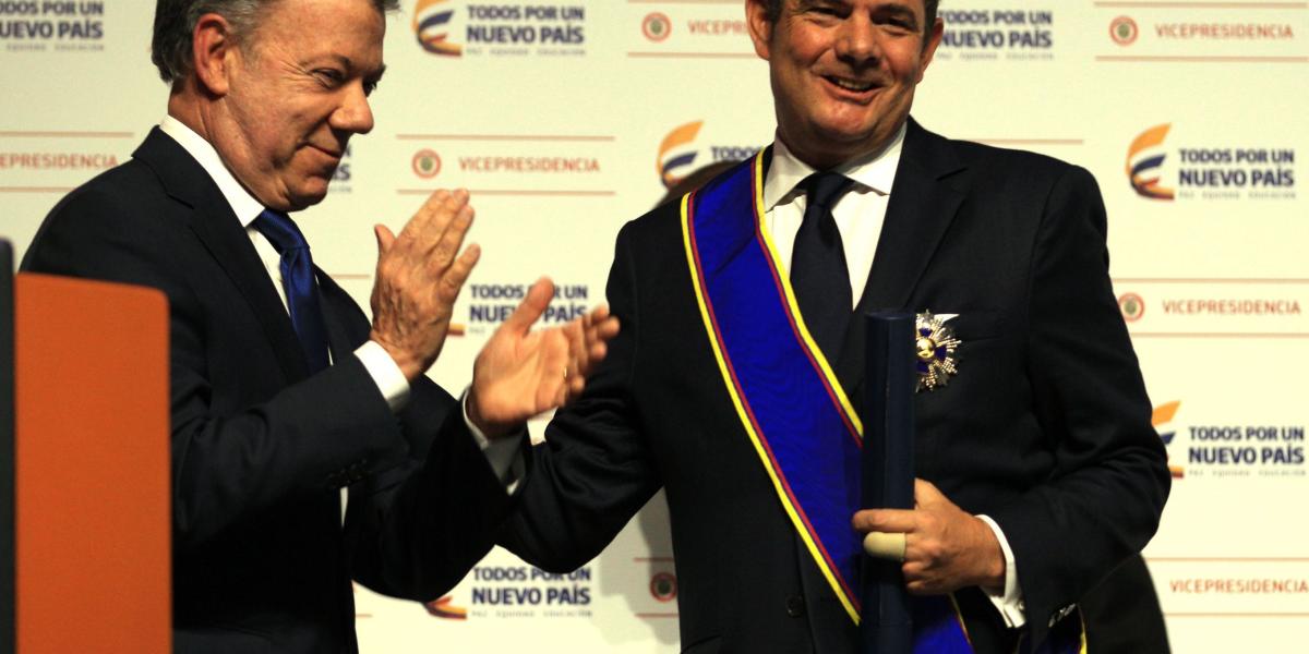 El presidente Santos condecoró a su vicepresidente saliente, Germán Vargas Lleras, con la Cruz de Boyaca.
