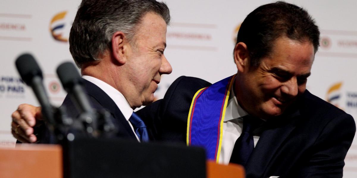 El presidente Juan M. Santos condecoró 
a su vicepresidente Germán Vargas Lleras con la Cruz de Boyacá y destacó su lealtad y eficacia.Héctor F.