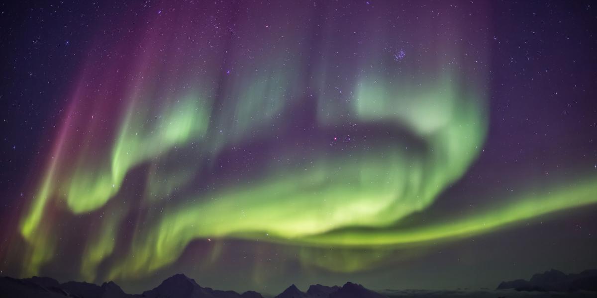 Las auroras boreales o australes son las manifestaciones sobre la Tierra de las tormentas solares.