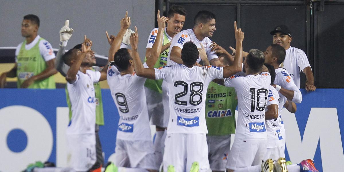 Festejo de los jugadores de Santos, que con el 2-0 a The Strongest llegaron a 4 puntos, en el Grupo 2 de la Copa Libertadores.