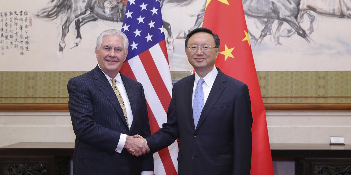 El secretario de Estado de EE. UU., Rex Tillerson, y el consejero de Estado Yang Jiechi.