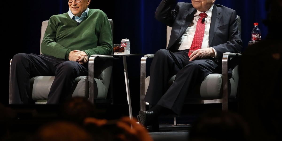 Los magnates y filántropos Bill Gates (izq.) y Warren Buffett, durante la charla que sostuvieron en la Universidad de Columbia.