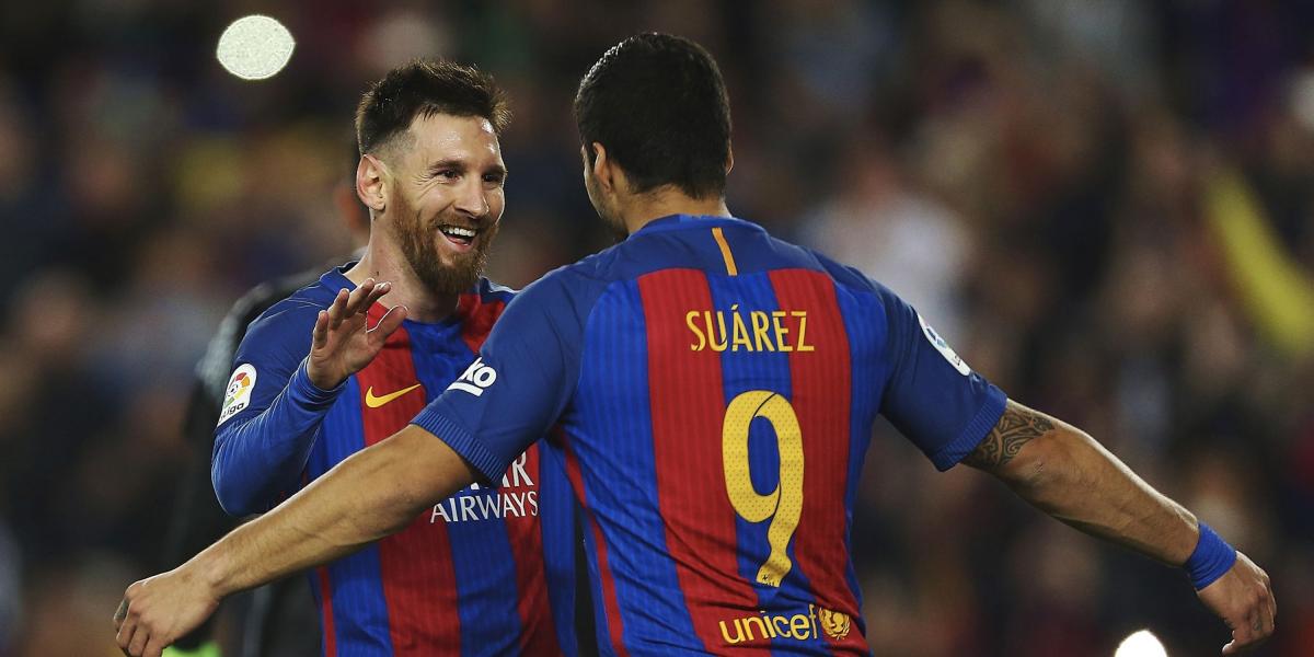 Lionel Messi (izq.) y Luis Suárez (der.) celebran uno de los goles.