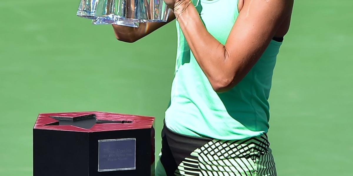 Elena Vesnina, con su título de campeona.